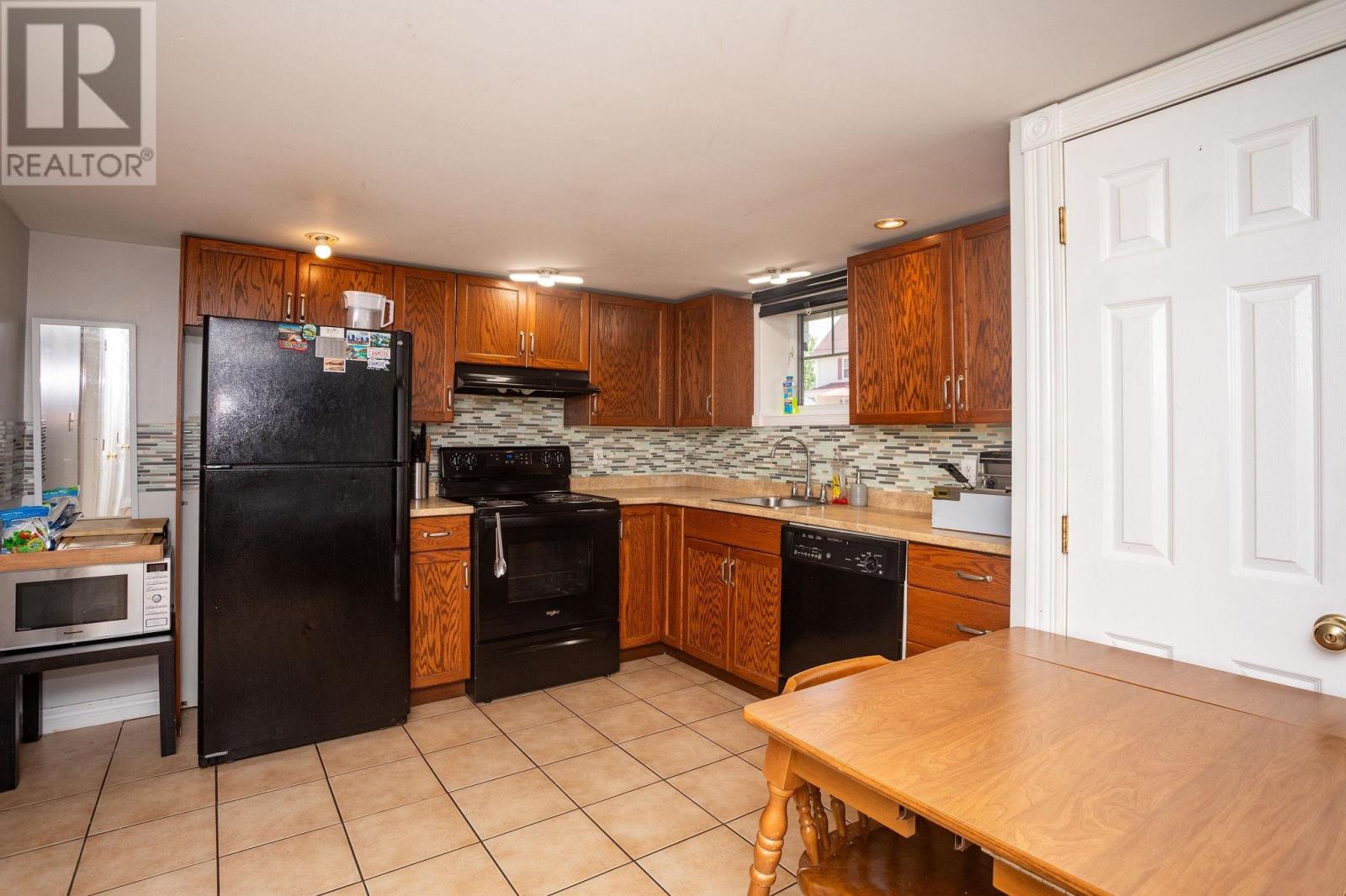 16 Hillsborough Street, Charlottetown, Prince Edward Island  C1A 4X1 - Photo 4 - 202516276