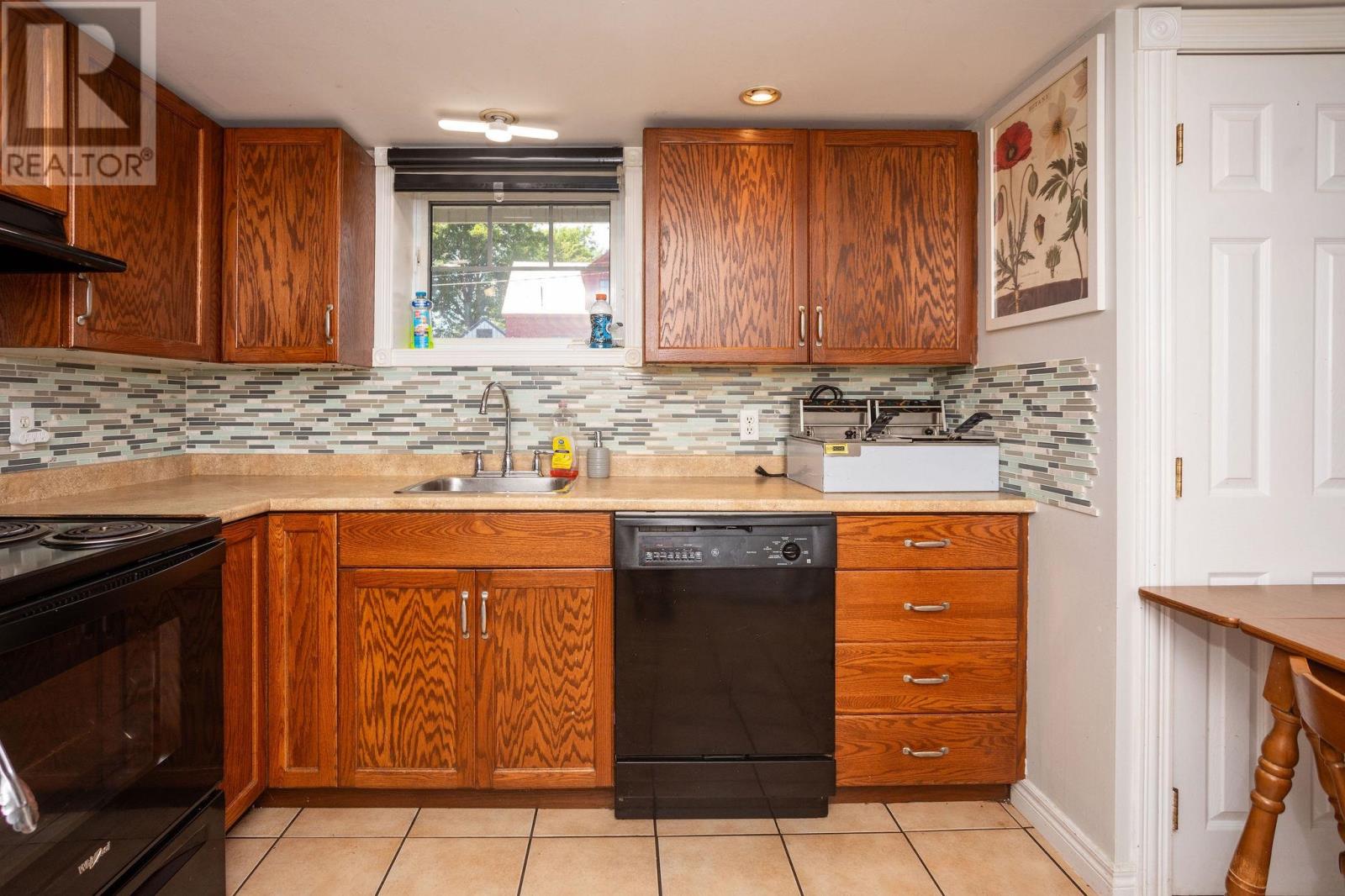 16 Hillsborough Street, Charlottetown, Prince Edward Island  C1A 4X1 - Photo 6 - 202516276